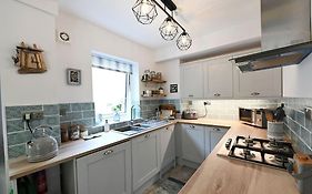 Relaxing Aberdovey Retreat, Close To Beach